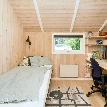 6 Person In Graested-by Traum