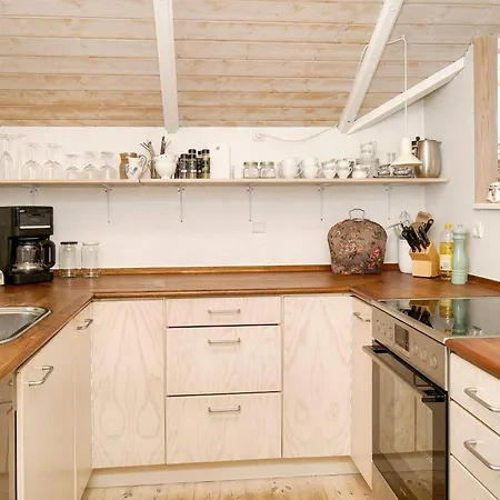 6 Person In Graested-by Traum *