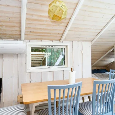 6 Person In Graested-by Traum