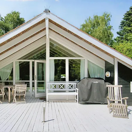 6 Person In Graested-by Traum *